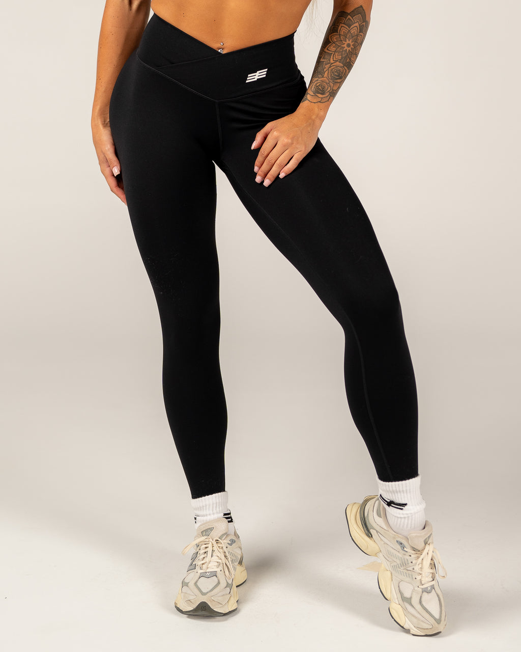 Women's V-Line Scrunch Bum Leggings - Black